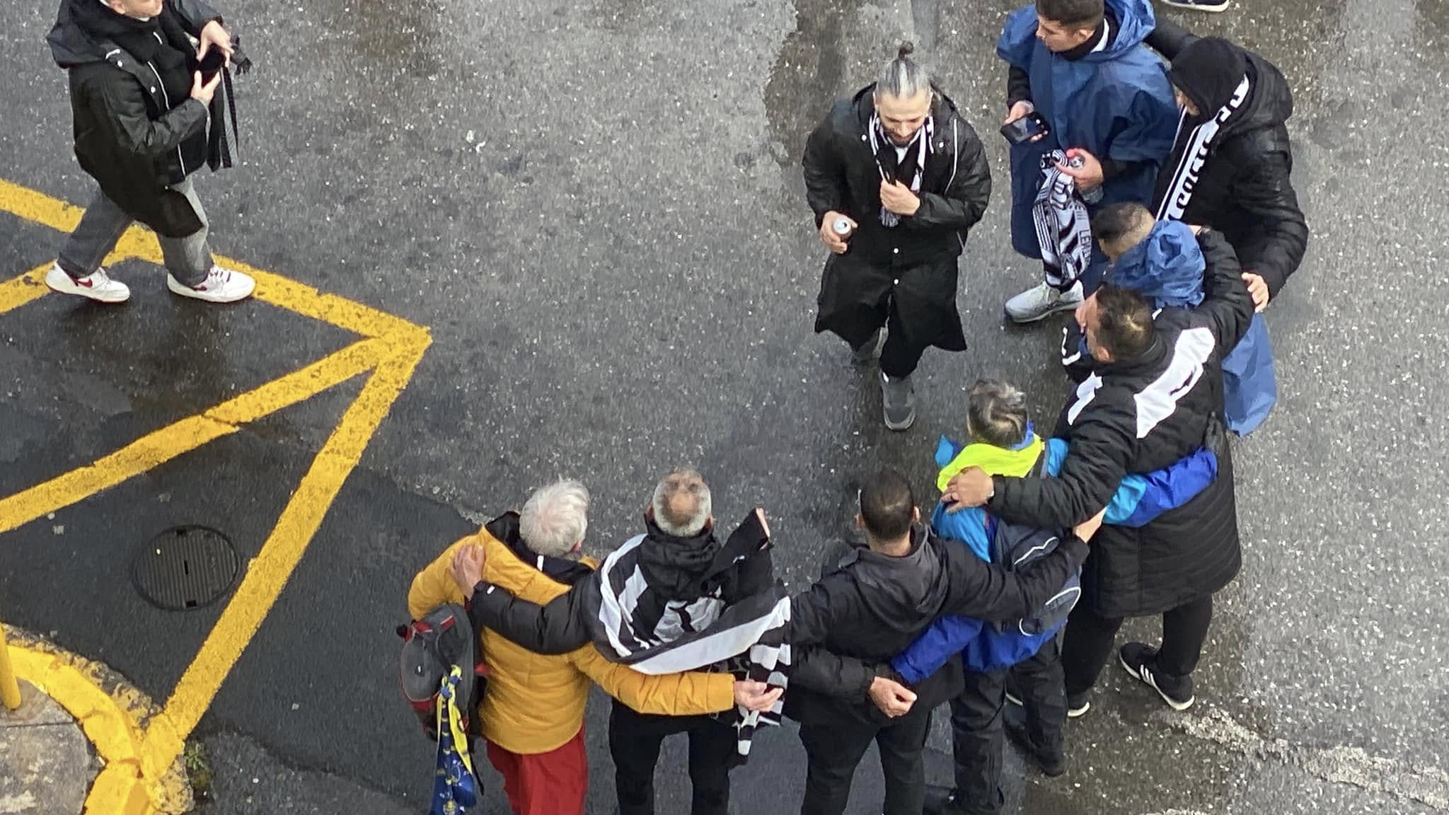 Είσοδος φιλάθλων του ΟΦΗ στη Τρίπολη και μια εξαιρετική αθλητική στιγμή που αγκαλιάζονται με φίλαθλο του Αστέρα Τρίπολης και φωτογραφίζονται μαζί.