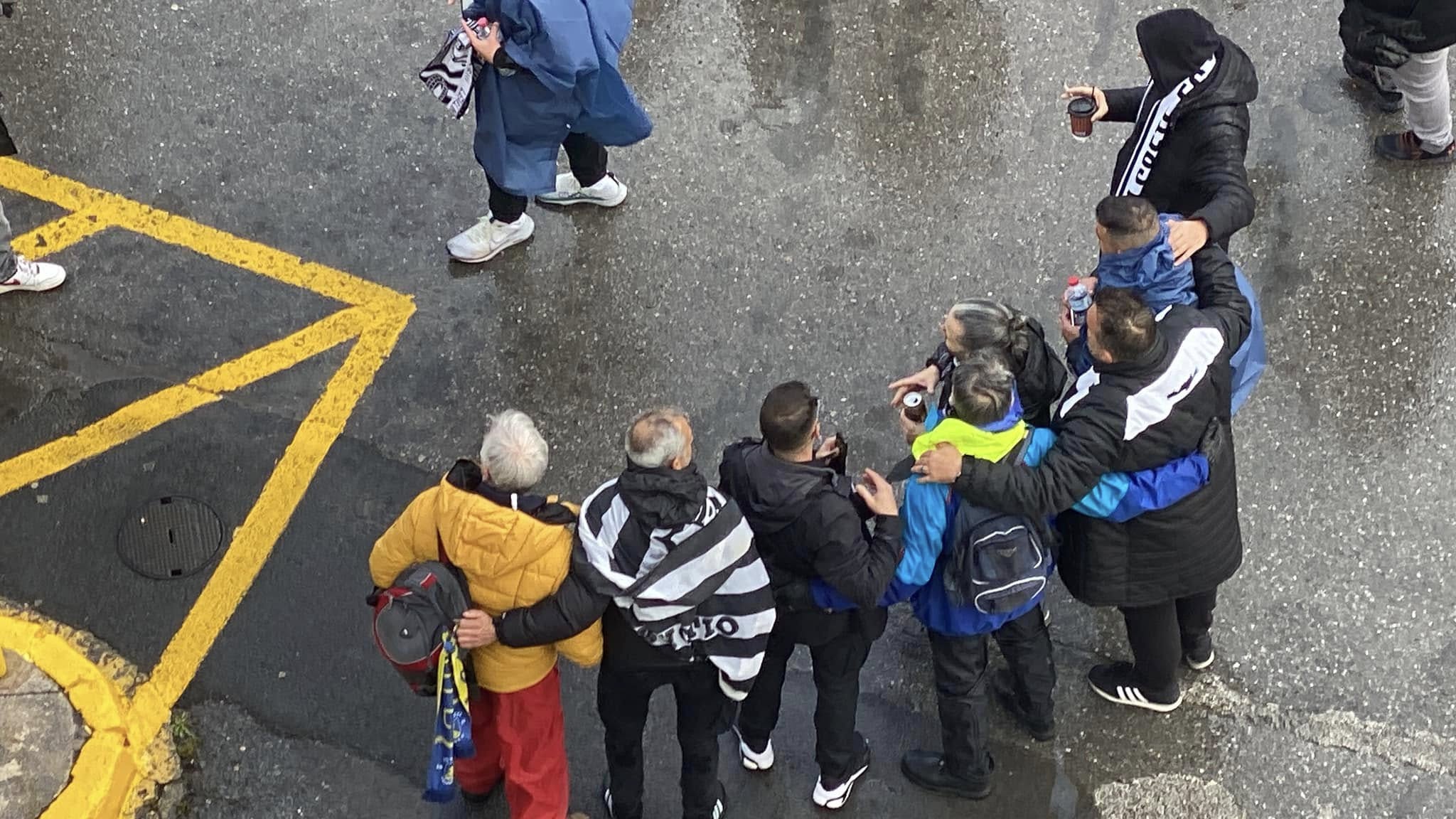 Είσοδος φιλάθλων του ΟΦΗ στη Τρίπολη και μια εξαιρετική αθλητική στιγμή που αγκαλιάζονται με φίλαθλο του Αστέρα Τρίπολης και φωτογραφίζονται μαζί. Basilis Athanasiadis