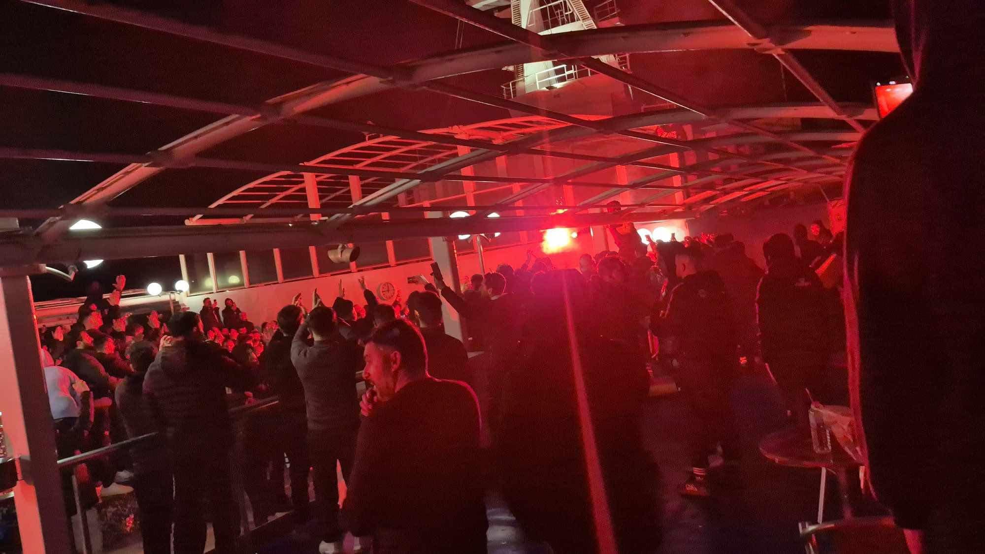 Η φωτογραφία είναι από χθες στο καραβι για Πειραιά. Ultras.gr