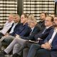 Την επιτακτική ανάγκη η χώρα να προχωρήσει πέρα από τη γραφειοκρατία και τη μικροδιοίκηση, μεταβαίνοντας σε μια ουσιαστική και αποτελεσματική Περιφερειακή Διακυβέρνηση, ανέδειξε ο Περιφερειάρχης Κρήτης, Σταύρος Αρναουτάκης, χαιρετίζοντας τις εργασίες διημερίδας για τον Νέο Κώδικα Τοπικής Αυτοδιοίκησης που πραγματοποιείται στο Ηράκλειο. Η ενημερωτική συνάντηση συνδιοργανώνεται από την Ελληνική Εταιρεία Τοπικής Ανάπτυξης και Αυτοδιοίκησης (ΕΕΤΑΑ), το Υπουργείο Εσωτερικών, την Κεντρική Ένωση Δήμων Ελλάδας (ΚΕΔΕ) και την Ένωση Περιφερειών Ελλάδας (ΕΝΠΕ). Μιλώντας με την ιδιότητα του Α’ Αντιπροέδρου της ΕΝΠΕ, ο κ. Αρναουτάκης χαρακτήρισε θετικό βήμα την κωδικοποίηση των περισσότερων από 500 διασπαρμένων νομοθετημάτων, τόνισε ωστόσο ότι αυτή αποτελεί απλώς το εφαλτήριο για το επόμενο μεγάλο βήμα, το οποίο δεν είναι άλλο από τον τερματισμό του «γραφειοκρατικού εναγκαλισμού» των Αθηνών. Παραθέτοντας στοιχεία από διεθνείς οργανισμούς, ο Περιφερειάρχης υπογράμμισε τη μεγάλη αντίφαση που βιώνει ο θεσμός, επισημαίνοντας ότι με βάση τους ευρωπαϊκούς δείκτες η Ελλάδα βρίσκεται στις τελευταίες θέσεις ως προς τη δημοσιονομική αποκέντρωση, ενώ σύμφωνα με τον ΟΟΣΑ κατατάσσεται στην ουρά ανάμεσα σε 153 χώρες, καθώς περισσότερες από 21.500 αρμοδιότητες παραμένουν συγκεντρωμένες στο κεντρικό κράτος. Την ίδια στιγμή, οι Περιφέρειες και οι Δήμοι καλούνται να ανταποκριθούν στις αυξημένες απαιτήσεις των πολιτών με υποστελεχωμένες υπηρεσίες και χωρίς τους ανάλογους πόρους, λειτουργώντας συχνά ως άφωνοι εκτελεστικοί βραχίονες της κεντρικής εξουσίας αντί για βασικοί αναπτυξιακοί μοχλοί. Θέτοντας τις βάσεις για την επόμενη ημέρα της Τοπικής Αυτοδιοίκησης, ο κ. Αρναουτάκης κατέθεσε συγκεκριμένες προτεραιότητες, ζητώντας την άρση των αλληλοεπικαλύψεων ανάμεσα σε κράτος και αυτοδιοίκηση για την εξασφάλιση ασφάλειας δικαίου. Ως κομβικό σημείο για την επίτευξη της πραγματικής οικονομικής αυτοτέλειας, πρότεινε τη σταθεροποίηση των πόρων και την πιλοτική απόδοση του ΕΝΦΙΑ στην Αυτοδιοίκηση, συνοδευόμενη από την ενεργοποίηση τοπικών εσόδων και αντικειμενικούς κανόνες διαφανούς χρηματοδότησης. Παράλληλα, επανέλαβε την πάγια θέση ότι δεν πρέπει να μεταφέρεται καμία νέα αρμοδιότητα στις τοπικές αρχές χωρίς την αντίστοιχη κάλυψη σε προσωπικό και κονδύλια. Ολοκληρώνοντας την τοποθέτησή του, κάλεσε την κεντρική πολιτεία να αποβάλει τον φόβο απώλειας του ελέγχου και να εμπιστευτεί ουσιαστικά τις τοπικές δυνάμεις για μια ισόρροπη και ισχυρή ανάπτυξη σε ολόκληρη τη χώρα.