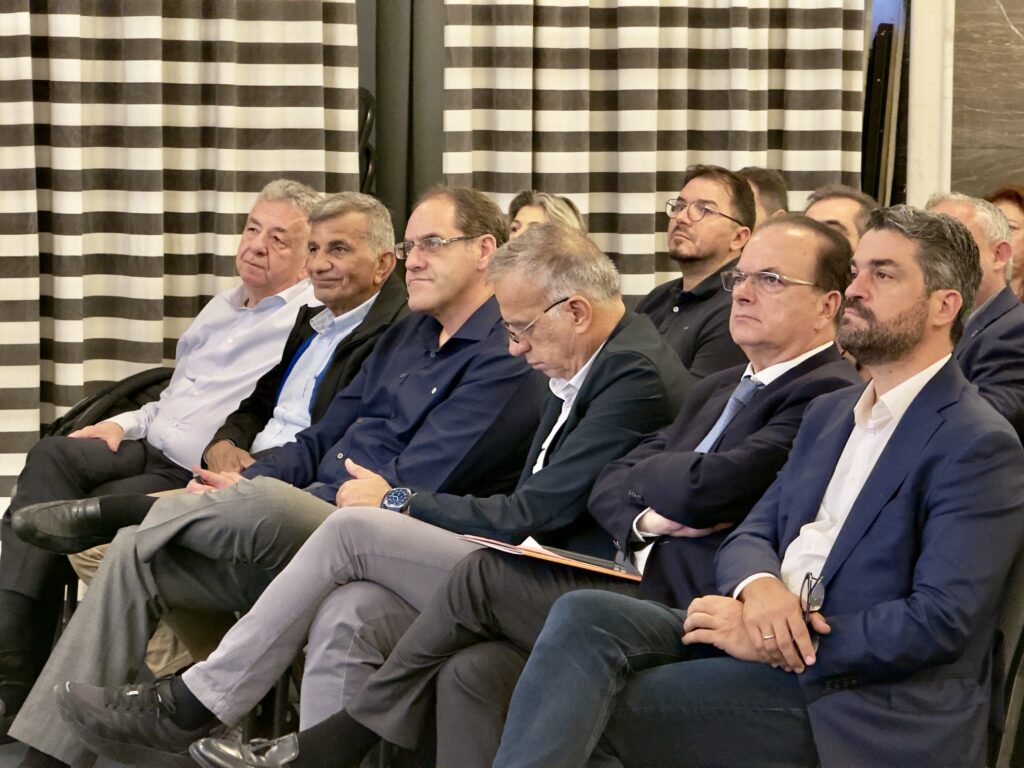 Την επιτακτική ανάγκη η χώρα να προχωρήσει πέρα από τη γραφειοκρατία και τη μικροδιοίκηση, μεταβαίνοντας σε μια ουσιαστική και αποτελεσματική Περιφερειακή Διακυβέρνηση, ανέδειξε ο Περιφερειάρχης Κρήτης, Σταύρος Αρναουτάκης, χαιρετίζοντας τις εργασίες διημερίδας για τον Νέο Κώδικα Τοπικής Αυτοδιοίκησης που πραγματοποιείται στο Ηράκλειο. Η ενημερωτική συνάντηση συνδιοργανώνεται από την Ελληνική Εταιρεία Τοπικής Ανάπτυξης και Αυτοδιοίκησης (ΕΕΤΑΑ), το Υπουργείο Εσωτερικών, την Κεντρική Ένωση Δήμων Ελλάδας (ΚΕΔΕ) και την Ένωση Περιφερειών Ελλάδας (ΕΝΠΕ). Μιλώντας με την ιδιότητα του Α’ Αντιπροέδρου της ΕΝΠΕ, ο κ. Αρναουτάκης χαρακτήρισε θετικό βήμα την κωδικοποίηση των περισσότερων από 500 διασπαρμένων νομοθετημάτων, τόνισε ωστόσο ότι αυτή αποτελεί απλώς το εφαλτήριο για το επόμενο μεγάλο βήμα, το οποίο δεν είναι άλλο από τον τερματισμό του «γραφειοκρατικού εναγκαλισμού» των Αθηνών. Παραθέτοντας στοιχεία από διεθνείς οργανισμούς, ο Περιφερειάρχης υπογράμμισε τη μεγάλη αντίφαση που βιώνει ο θεσμός, επισημαίνοντας ότι με βάση τους ευρωπαϊκούς δείκτες η Ελλάδα βρίσκεται στις τελευταίες θέσεις ως προς τη δημοσιονομική αποκέντρωση, ενώ σύμφωνα με τον ΟΟΣΑ κατατάσσεται στην ουρά ανάμεσα σε 153 χώρες, καθώς περισσότερες από 21.500 αρμοδιότητες παραμένουν συγκεντρωμένες στο κεντρικό κράτος. Την ίδια στιγμή, οι Περιφέρειες και οι Δήμοι καλούνται να ανταποκριθούν στις αυξημένες απαιτήσεις των πολιτών με υποστελεχωμένες υπηρεσίες και χωρίς τους ανάλογους πόρους, λειτουργώντας συχνά ως άφωνοι εκτελεστικοί βραχίονες της κεντρικής εξουσίας αντί για βασικοί αναπτυξιακοί μοχλοί. Θέτοντας τις βάσεις για την επόμενη ημέρα της Τοπικής Αυτοδιοίκησης, ο κ. Αρναουτάκης κατέθεσε συγκεκριμένες προτεραιότητες, ζητώντας την άρση των αλληλοεπικαλύψεων ανάμεσα σε κράτος και αυτοδιοίκηση για την εξασφάλιση ασφάλειας δικαίου. Ως κομβικό σημείο για την επίτευξη της πραγματικής οικονομικής αυτοτέλειας, πρότεινε τη σταθεροποίηση των πόρων και την πιλοτική απόδοση του ΕΝΦΙΑ στην Αυτοδιοίκηση, συνοδευόμενη από την ενεργοποίηση τοπικών εσόδων και αντικειμενικούς κανόνες διαφανούς χρηματοδότησης. Παράλληλα, επανέλαβε την πάγια θέση ότι δεν πρέπει να μεταφέρεται καμία νέα αρμοδιότητα στις τοπικές αρχές χωρίς την αντίστοιχη κάλυψη σε προσωπικό και κονδύλια. Ολοκληρώνοντας την τοποθέτησή του, κάλεσε την κεντρική πολιτεία να αποβάλει τον φόβο απώλειας του ελέγχου και να εμπιστευτεί ουσιαστικά τις τοπικές δυνάμεις για μια ισόρροπη και ισχυρή ανάπτυξη σε ολόκληρη τη χώρα.