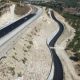 Στο τέλος του 2026 μετατίθεται η ολοκλήρωση των μελετών για την οριστική αποκατάσταση και ασφάλεια του οδικού άξονα Ηράκλειο – Μεσσαρά, σύμφωνα με απάντηση του Υπουργείου Υποδομών. Το συνολικό έργο, που περιλαμβάνει τον κόμβο Πανασού και σήραγγα διαφυγής, εκτιμάται στα 35 εκατ. ευρώ, ενώ μέχρι τότε προβλέπονται προσωρινές συντηρήσεις.