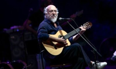 Στις 21 Οκτωβρίου συμπληρώνεται ένας χρόνος από τον θάνατο του Διονύση Σαββόπουλου. Από το «Φορτηγό» και τον «Μπάλλο» μέχρι τα «Τραπεζάκια έξω», ο «Νιόνιος» άφησε ένα μοναδικό μουσικό αποτύπωμα που συνεχίζει να συγκινεί.